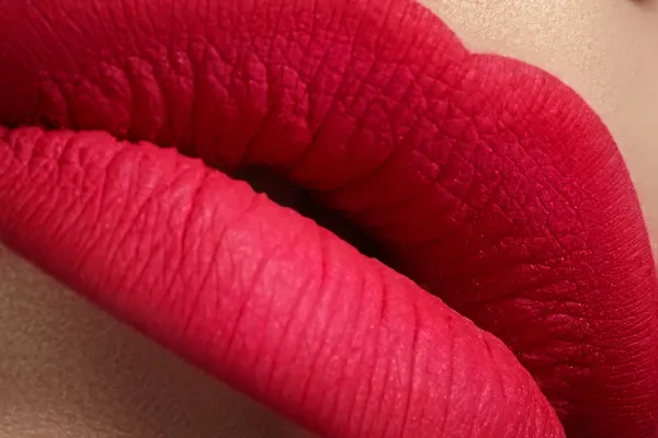 Primer plano de los labios de la hermosa mujer con maquillaje rosa alfombra de moda brillante. Macro disparo con magenta esmerilado maquillaje labial — Foto de Stock