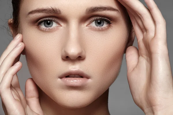 Maquillage & ampli ; cosmétiques. Gros plan portrait de la belle femme modèle visage avec une peau propre sur fond blanc. Beauté naturelle des soins de la peau, peau propre et douce — Photo