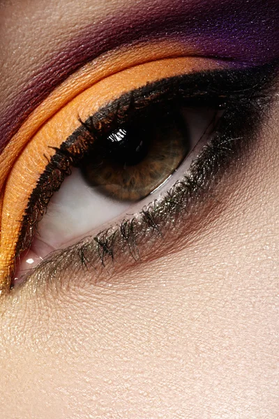Elegância close-up de olho feminino com sombra de cor brilhante comemorativa. Macro tiro de parte de cara de mulher bonita. Bem-estar, cosméticos e maquiagem. Visagem de férias chique — Fotografia de Stock