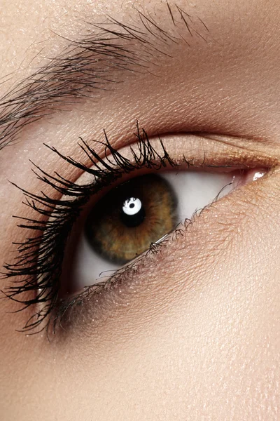 Donna bellissimo occhio con ciglia naturalmente lunghe. Macro sparato. Benessere e spa, salute e cosmetici. Trucco naturale con mascara nero su ciglia. Ciglia lunghe naturel — Foto Stock