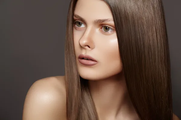 Sağlık, güzellik, sağlık, saç bakım, kozmetik ve makyaj. güzel moda saç modeli. kadın model parlak düz uzun saçlı ve doğal makyaj portresi