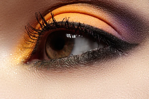 Elegantie close-up van vrouwelijk oog met feestelijke heldere kleur oogschaduw. Macro shot van het gezicht van een mooie vrouw. Wellness, cosmetica en make-up. Chique vakantie visage — Stockfoto