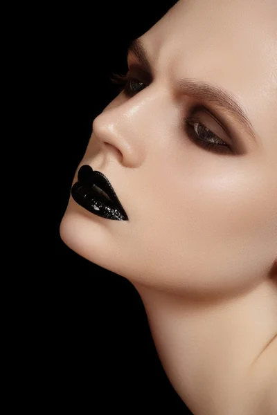 Porträt einer jungen Modefrau mit dunklem Make-up — Stockfoto