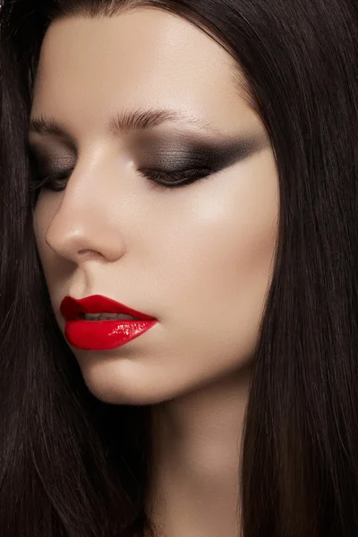 Nahaufnahme Porträt einer sexy kaukasischen jungen Frau mit glamourösen roten Lippen Make-up, Augenpfeil Make-up, reinem Teint. Perfekt saubere Haut. Retro-Schönheitsstil — Stockfoto