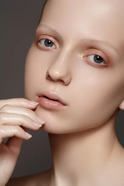 Natuurlijke schoonheid close-up portret van mooie jonge vrouw model gezicht met schone huid. Wellness, huidverzorging en natuurlijk make-up — Stockfoto