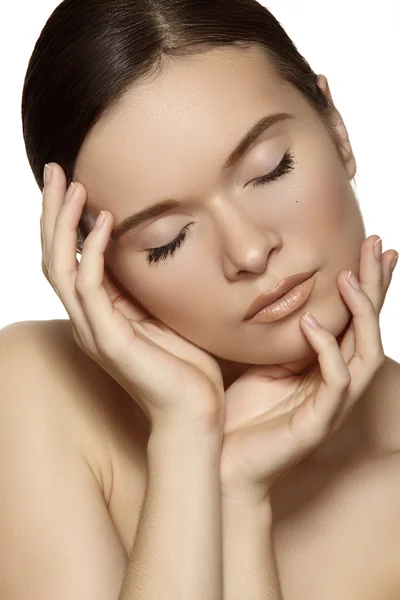 Make-up & kosmetik, manikyr. närbild porträtt av vacker kvinna modell ansikte med ren hud på vit bakgrund. naturlig hudvård skönhet, ren mjuk hud, manikyr — Stockfoto