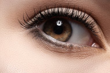 Makro çekim güzel kadının yüz bölümü. Sağlık, kozmetik ve makyaj