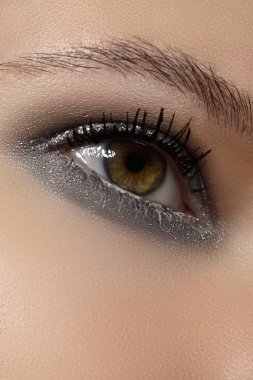 Makro çekim güzel kadının yüz bölümü. Sağlık, kozmetik ve makyaj