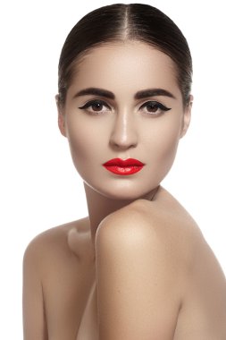Seksi beyaz genç model glamour kırmızı ile yakın çekim portre makyaj dudakları. Mükemmel temiz cilt. Saflık yüzü parlak dudaklar makyaj ile