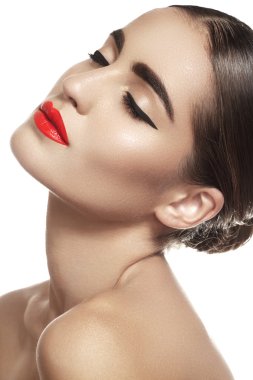 Seksi beyaz genç model glamour kırmızı ile yakın çekim portre makyaj dudakları. Mükemmel temiz cilt. Saflık yüzü parlak dudaklar makyaj ile