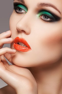 Güzel kadının saflık yüzüne parlak kırmızı dudaklar makyajlı portresi. Şirin model temiz parlak deri ile