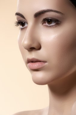 Kalıcı makyaj ve kozmetik. Güzel bir kadın modeli yüz beyaz arka plan üzerinde temiz cilt ile yakın çekim portre. Doğal Cilt Bakımı Güzellik, temiz yumuşak deri