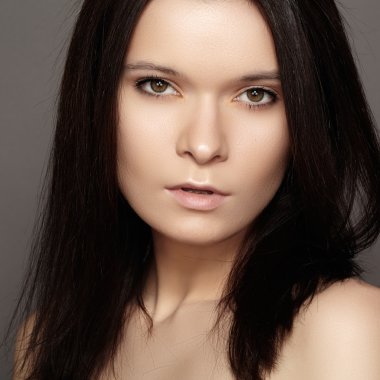 Sağlık, güzellik, sağlık, saç bakım, kozmetik ve makyaj. Güzel moda saç modeli. Kadın model parlak düz uzun saç ve moda doğal makyaj ile. Seksi kız