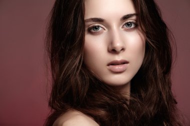 Moda bakmak. Güzel genç kadın parlak makyaj, temiz yüzü ile