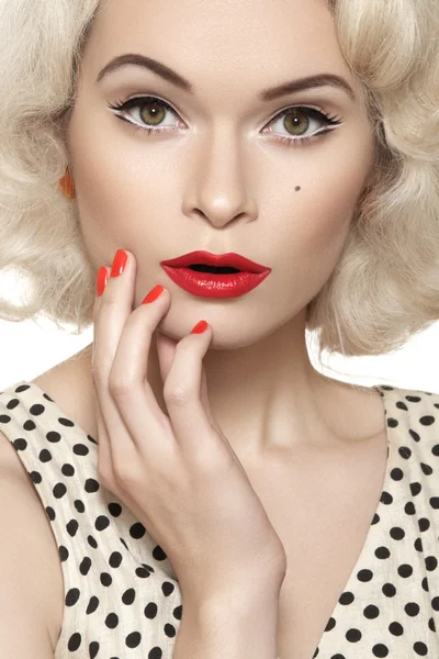 Retrato de una hermosa mujer sexy joven con maquillaje vintage y peinado. Chica pin-up — Foto de Stock