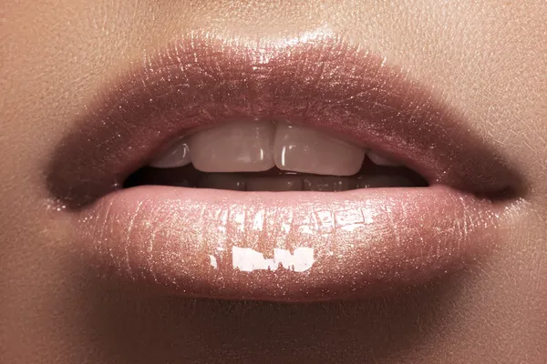 Primer plano de los labios de la mujer con maquillaje natural de lápiz labial de café blanco de moda — Foto de Stock