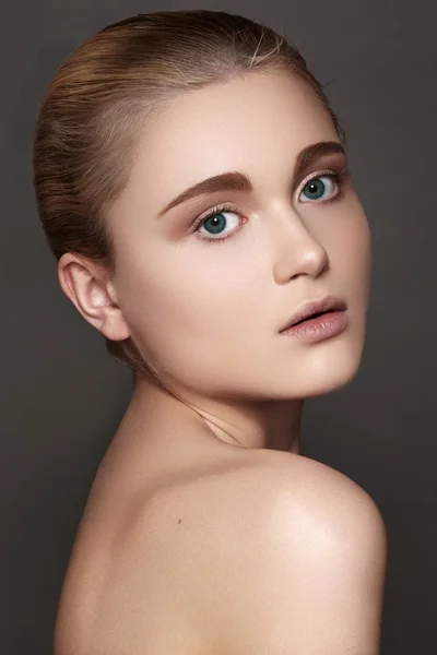 Maquillaje y cosméticos. Retrato de primer plano de hermosa cara modelo mujer con la piel limpia sobre fondo blanco. Belleza natural del cuidado de la piel, piel suave y limpia — Foto de Stock