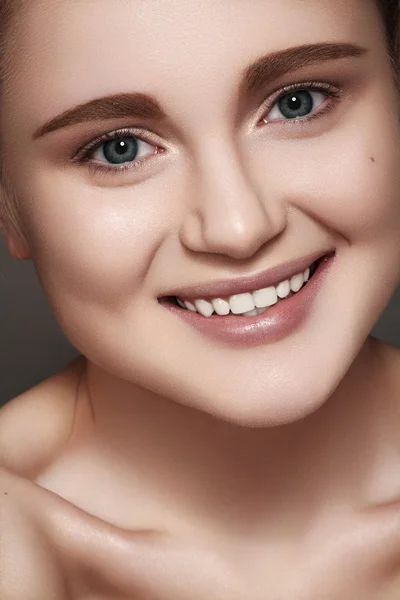 Μακιγιάζ & καλλυντικά. Close-up πορτρέτο του όμορφη γυναίκα μοντέλο προσώπου με καθαρό δέρμα σε άσπρο φόντο. Φυσική περιποίηση προσώπου ομορφιά, καθαρό μαλακό δέρμα — Φωτογραφία Αρχείου
