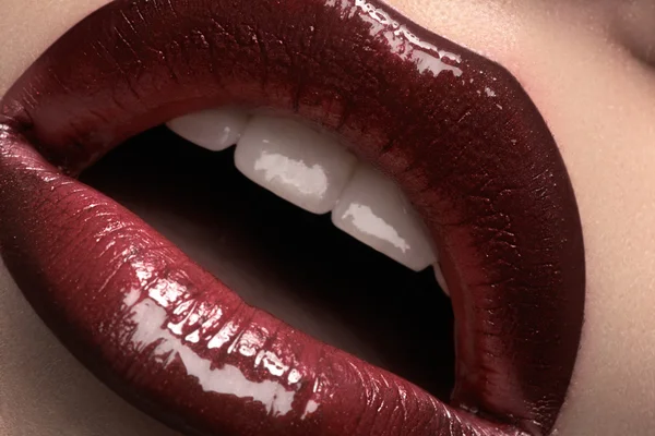 Gros plan sur les lèvres de la femme avec maquillage au rouge à lèvres de mode lumineux — Photo