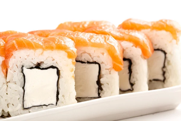 Japansk sushi traditionell japansk mat. Philadelphia maki sushi gjord av färskost inuti och färsk lax fisk. Välsmakande och hälsosam orientaliska mat — Stockfoto