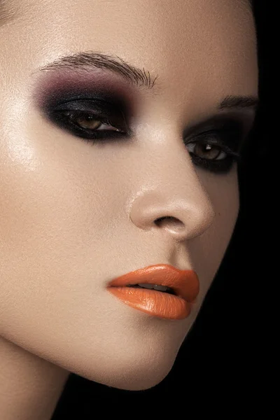 Porträt einer schönen Frau mit reinem Gesicht und leuchtend roten Lippen Make-up. niedliches Modell mit sauberer, glänzender Haut — Stockfoto