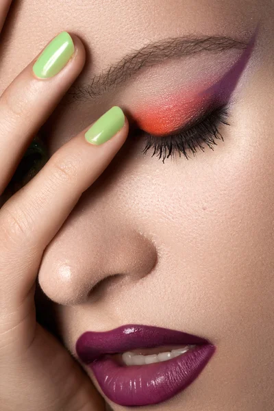 Schoonheid portret van mooie vrouw met zomer kleuren make-up en manicure. Perfect schone en vlotte huid, groene munt nagellak, heldere ogen en lippen make-up — Stockfoto