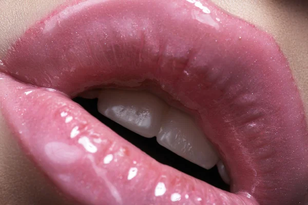 Primer plano de los labios de la mujer con maquillaje de lápiz labial de moda brillante —  Fotos de Stock