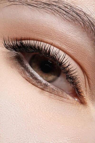 Cosmetica & make-up. Mooie vrouwelijke ogen met voering make-up — Stockfoto