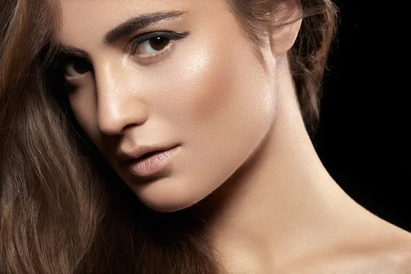 Salute, bellezza, benessere, cura dei capelli, cosmetici e make-up. Bella acconciatura di moda. Modello donna con capelli lunghi lucidi lisci e trucco naturale moda. Ragazza sexy — Foto Stock