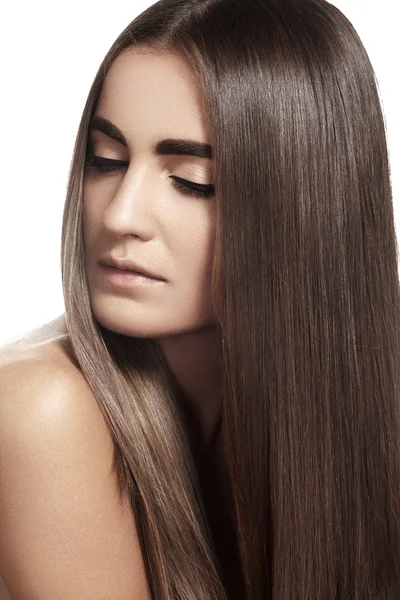 Salud, belleza, bienestar, cuidado del cabello, cosméticos y maquillaje. Hermoso peinado de moda. Modelo de mujer con cabello largo liso brillante y maquillaje natural de moda. Chica sexy — Foto de Stock