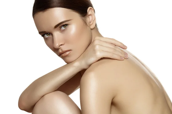 Make-up & Kosmetik. Nahaufnahme Porträt der schönen Frau Modell Gesicht mit sauberer Haut auf weißem Hintergrund. natürliche Hautpflege, saubere, weiche Haut — Stockfoto