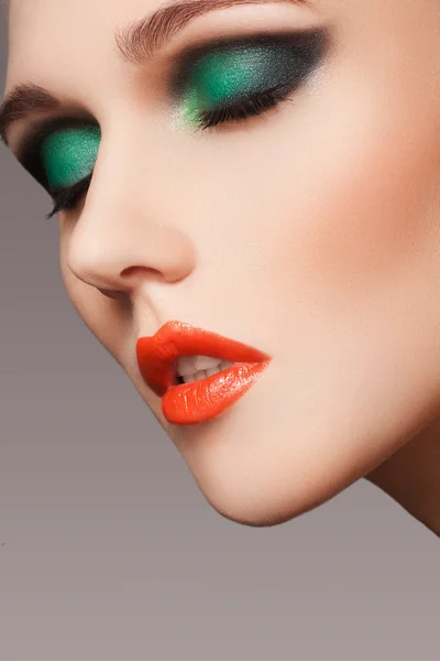 Retrato de la hermosa cara de pureza de la mujer con maquillaje de labios de color rojo brillante. Lindo modelo con piel limpia y brillante — Foto de Stock