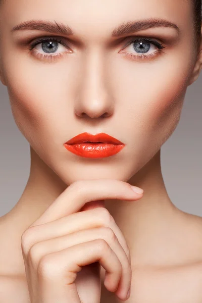 Retrato da cara de pureza de mulher bonita com lábios vermelhos brilhantes compõem. Modelo bonito com pele limpa e brilhante — Fotografia de Stock