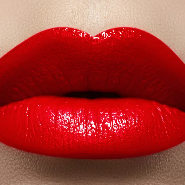 Primo piano delle labbra della donna con brillante trucco rossetto moda — Foto Stock