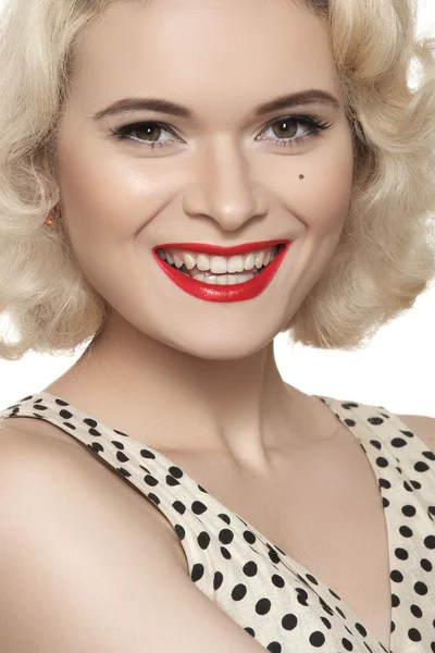 Portret van mooie jonge sexy vrouw met vintage make-up en haarstijl. Pin-up girl — Stockfoto