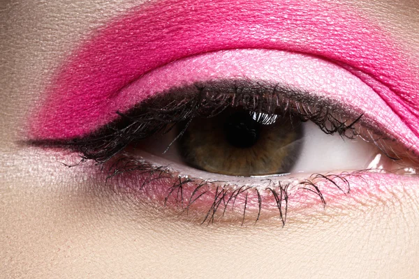 Cosmetics & make-up. Beautiful female eye with liner make-up — Stock Photo, Image