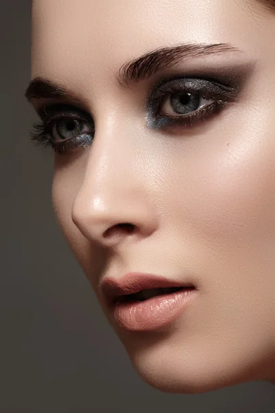 Gros plan portrait de beauté du visage attrayant du modèle avec un maquillage lumineux — Photo