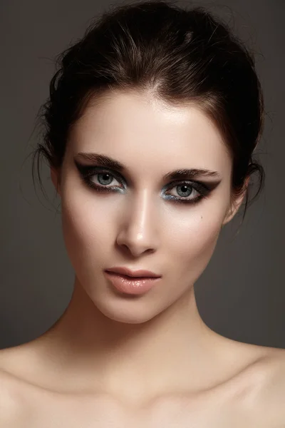 Salute, bellezza, benessere, cura dei capelli, cosmetici e make-up. Bella acconciatura di moda. Modello donna con capelli lunghi lucidi lisci e trucco naturale moda. Ragazza sexy — Foto Stock