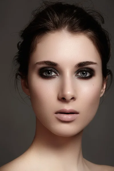 Mirada de moda. Hermosa mujer joven con maquillaje brillante, cara limpia —  Fotos de Stock