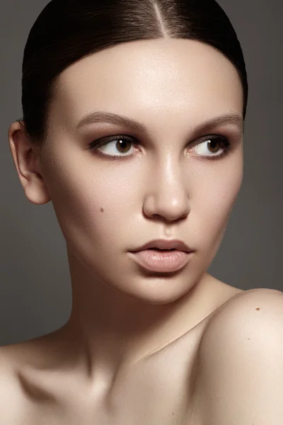 Maquilhagem e cosméticos. Close-up retrato da bela mulher modelo rosto com pele limpa no fundo branco. Natural beleza skincare, pele macia limpa — Fotografia de Stock