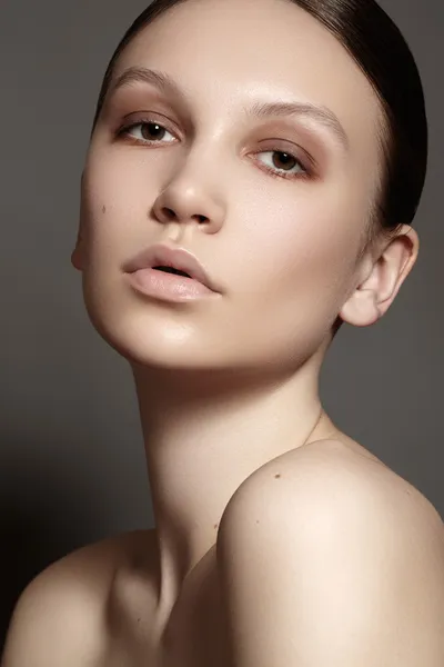 Μακιγιάζ & καλλυντικά. Close-up πορτρέτο του όμορφη γυναίκα μοντέλο προσώπου με καθαρό δέρμα σε άσπρο φόντο. Φυσική περιποίηση προσώπου ομορφιά, καθαρό μαλακό δέρμα — Φωτογραφία Αρχείου