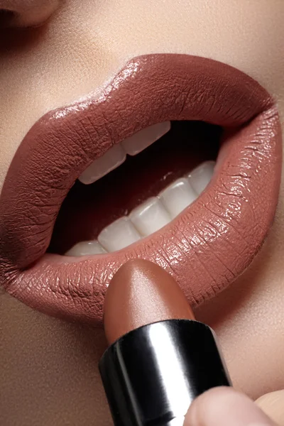 Primer plano de los labios de la mujer con maquillaje natural de lápiz labial de café blanco de moda —  Fotos de Stock