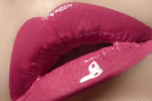 Primer plano de los labios de la mujer con maquillaje brillante rojo de moda. Maquillaje Macro sangriento brillo de labios —  Fotos de Stock