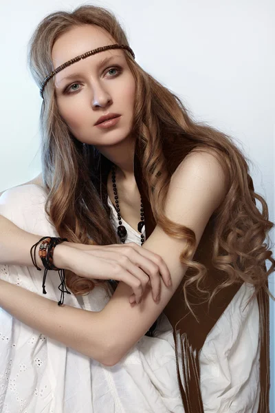 Όμορφο κορίτσι με ωραία ρετρό πλεκτά πουλόβερ και τζιν τζιν. Προσφορά στυλ μόδας, φωτεινό χείλη make-up. Στούντιο πορτρέτο του χαριτωμένο γυναίκα με μακριά σγουρά μαλλιά — Φωτογραφία Αρχείου