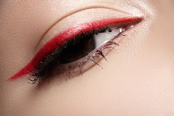 Cosmetici e trucco. Bella occhio femminile con fodera make-up — Foto Stock