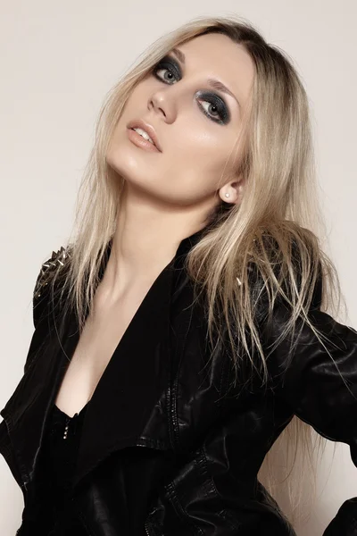 Piękny portret rock kobieta model w skórzanej kurtce z ciemnym wieczorem makijaż. Doskonałe mody ulicznej. Ubrań punk z kolcami — Zdjęcie stockowe