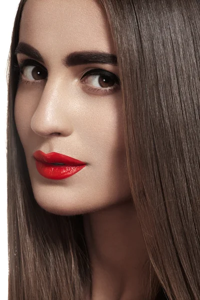 Seksi beyaz genç model glamour kırmızı ile yakın çekim portre makyaj dudakları. Mükemmel temiz cilt. Saflık yüzü parlak dudaklar makyaj ile Telifsiz Stok Imajlar