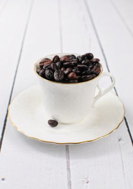 kahve fincanı kahve çekirdekleri ile dolu