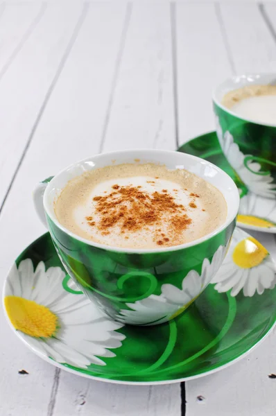 Cappuccino in groene cup — Stockfoto