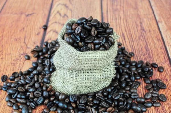 Kaffebönor i påse — Stockfoto